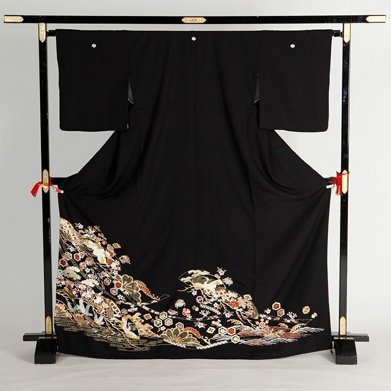 総刺繍 黒留袖 つるに扇面宝尽くし（つるにせんめんたからづくし