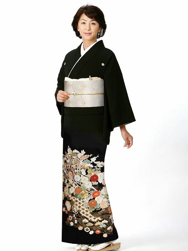 総刺繍 黒留袖 彩り御所車文様 （いろどりごしょくるまもんよう