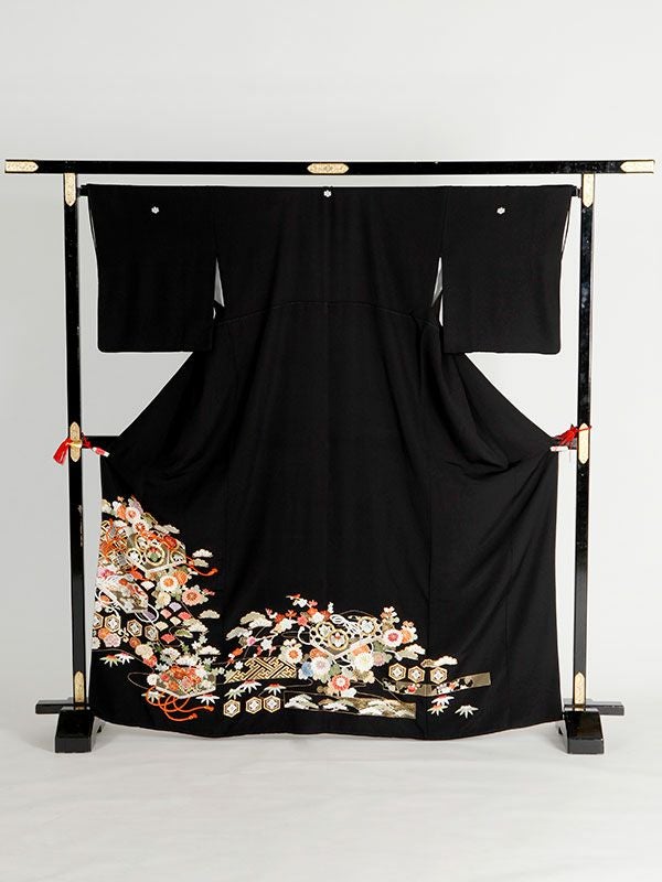 総刺繍 黒留袖 吉祥文様文箱四季花（きっしょうもんようふばこせきはな