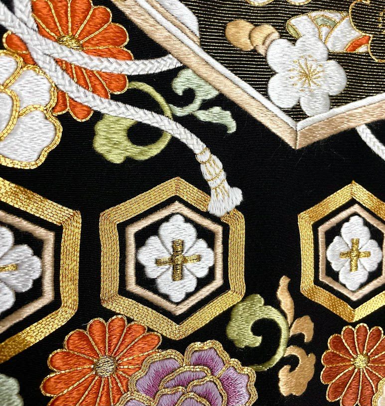 総刺繍 黒留袖 吉祥文様文箱四季花(きっしょうもんようふばこせきはな 総刺繍 黒留袖 吉祥文様文箱四季花(きっしょうもんようふばこせきはな